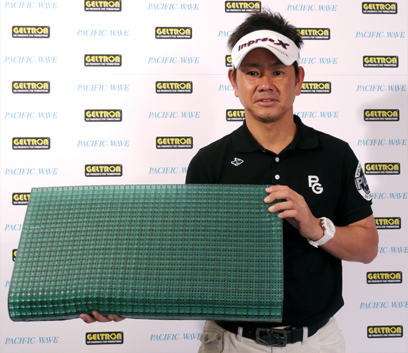 ジェルトロンピローを持つプロゴルファー藤田寛之さん